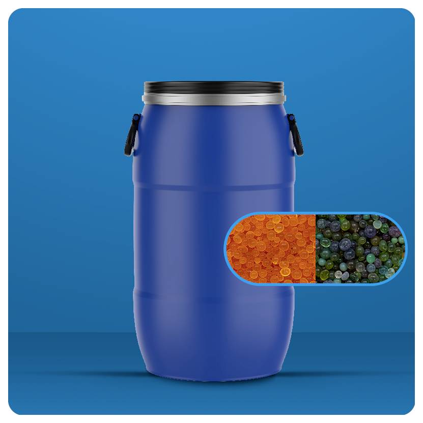 Un grande barile blu di plastica con un coperchio nero che mostra un primo piano di granuli di plastica colorati.