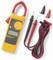 Un misuratore di corrente giallo con sonde e pinze, utilizzato per misurare la corrente e la tensione elettrica nei circuiti, è mostrato con i suoi accessori.