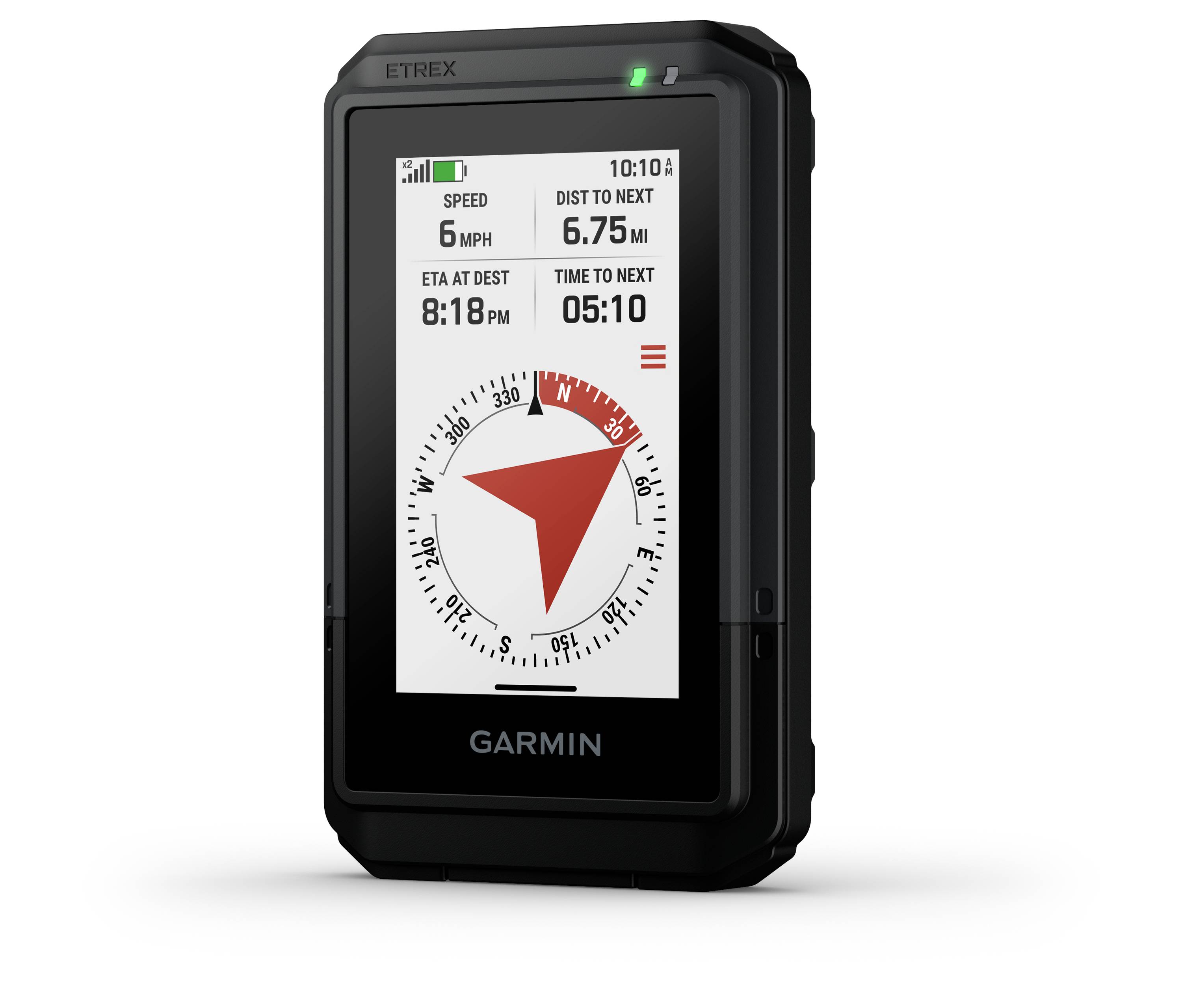 Un dispositivo GPS palmare mostra la velocità, la distanza fino al prossimo punto come 6,75 miglia e l'ora stimata di arrivo come le 20:18. Una freccia rossa indica il nord.