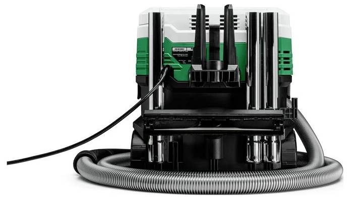 Aspirapolvere con tubo arrotolato e cavo di alimentazione, con un design verde e bianco, visto frontalmente.