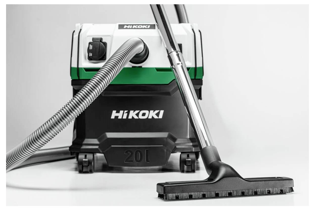 Un aspirapolvere nero e bianco con tubo e spazzola intercambiabile, a marchio 'Hikoki', viene mostrato, mettendo in evidenza la sua capacità di 20 litri.