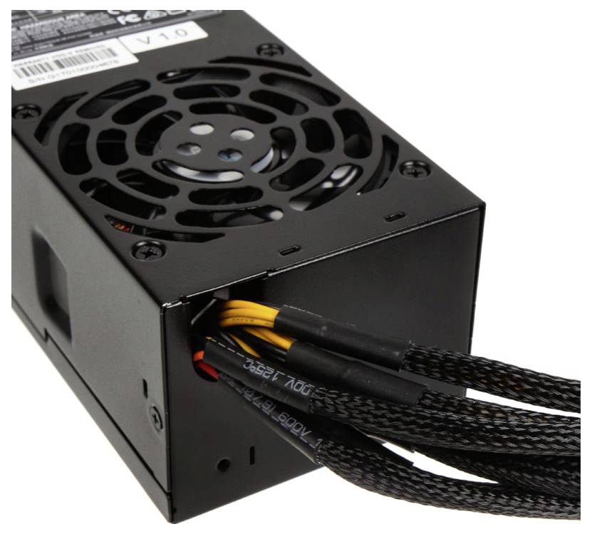Un'unità di alimentazione per computer con una ventola di raffreddamento e cavi elettrici intrecciati di colore nero visibilmente estesi dal lato.