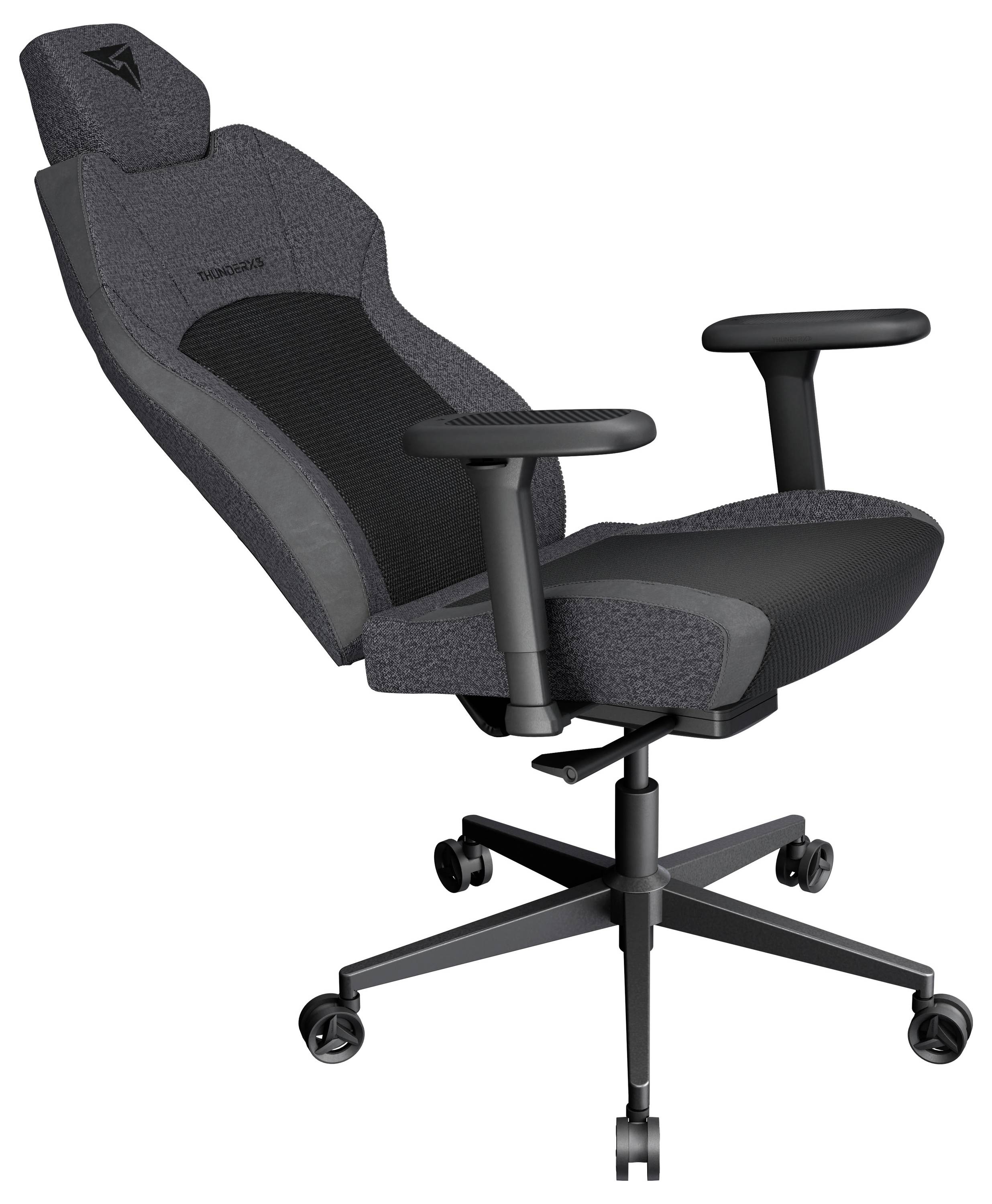 Sedia da ufficio ergonomica in tessuto scuro con braccioli regolabili, schienale alto e ruote a rotella, progettata per comfort e supporto.