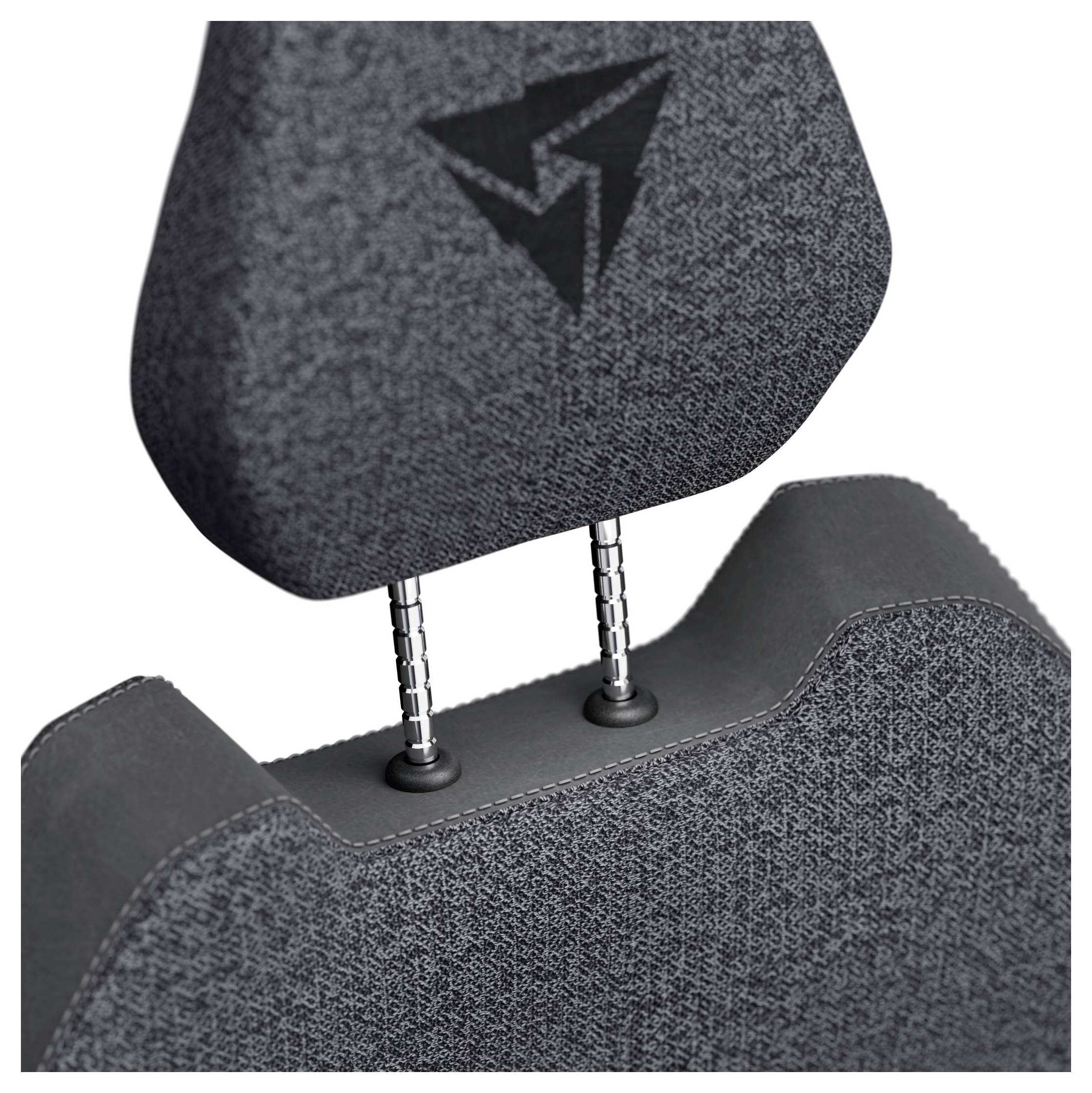 Un primo piano di un poggiatesta di un sedile di un'auto, con un tessuto testurizzato che presenta un logo sottile e delle aste metalliche regolabili per l'altezza.