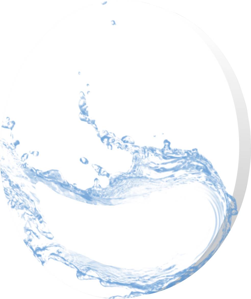 Un sprazzo di acqua blu cristallina su uno sfondo bianco, che forma un arco.