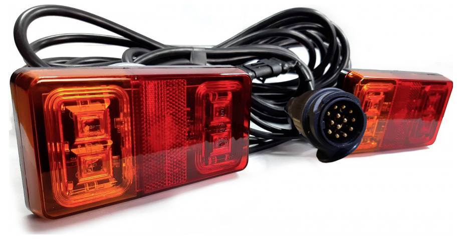 Set di luci per rimorchio con due luci rettangolari rosse e arancioni e un connettore multipolare nero collegato mediante un lungo cavo nero.
