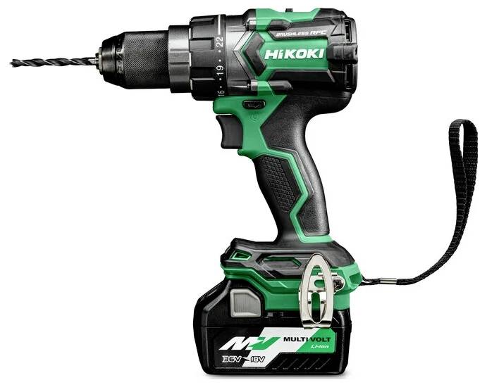 Un trapano cordless verde e nero con etichetta 'HiKOKI', con batteria estraibile, esposto su uno sfondo bianco.