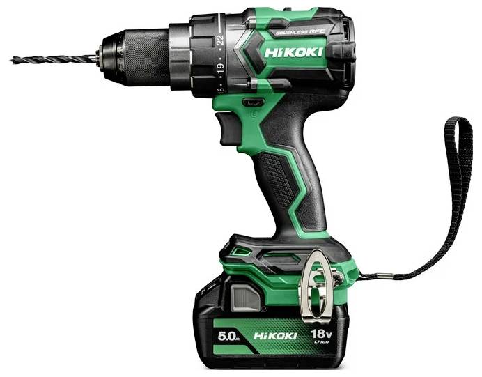 Un trapano senza fili verde e nero con etichetta 'HiKOKI', dotato di batteria al litio da 18V e con una punta da trapano inserita.