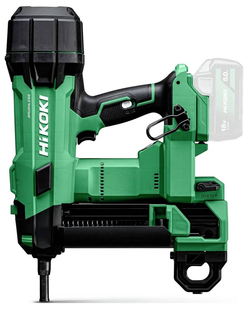 Pistola chiodatrice a batteria HIKOKI verde e nera mostrata in vista laterale su sfondo bianco, con pacco batteria collegato
