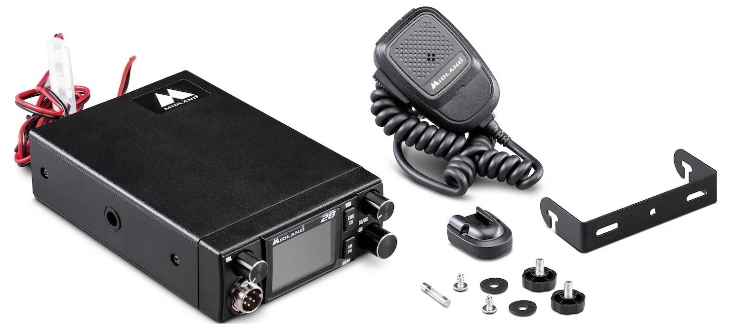 Un setup compatto di ricetrasmittente bidirezionale nero, con un microfono portatile, staffa di montaggio e accessori, posizionato su uno sfondo bianco.