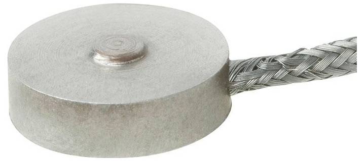 Un dispositivo metallico circolare collegato a un cavo metallico intrecciato, spesso utilizzato in applicazioni di messa a terra o elettriche.