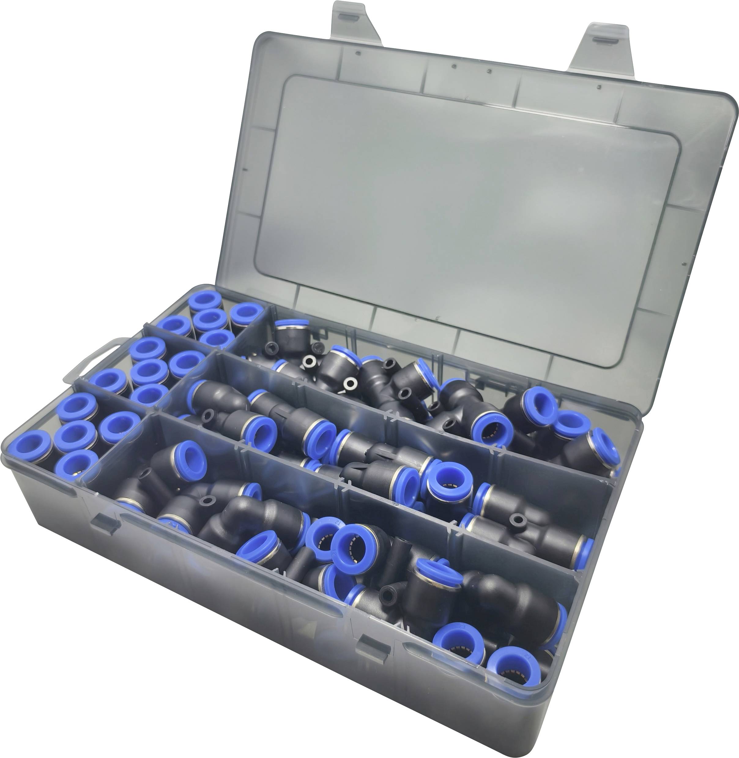 Una scatola di plastica aperta contenente raccordi per tubi in plastica neri e blu assortiti, organizzati in scompartimenti per impianti idraulici o riparazioni.