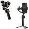 Due stabilizzatori per fotocamere mostrati; uno sostiene una action camera, l'altro uno smartphone. Ciascun dispositivo è montato su un gimbal impugnabile.