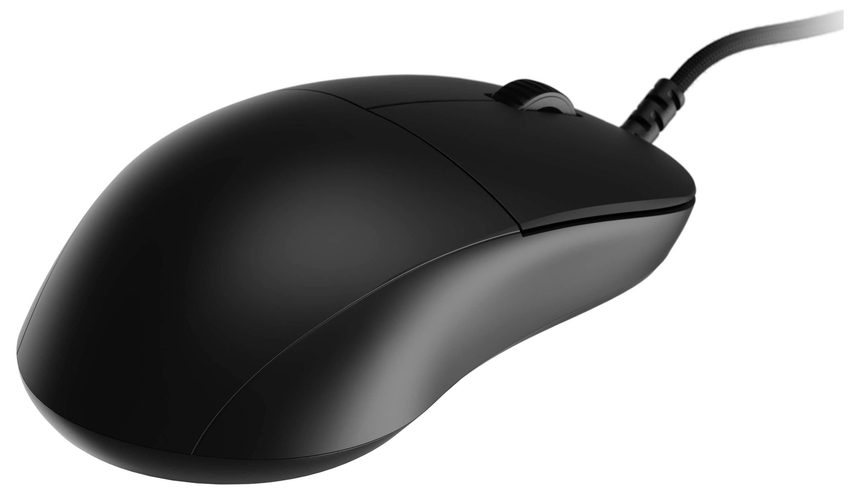 Un mouse per computer nero con cavo e rotella di scorrimento, ripreso da un angolo laterale, su sfondo bianco.