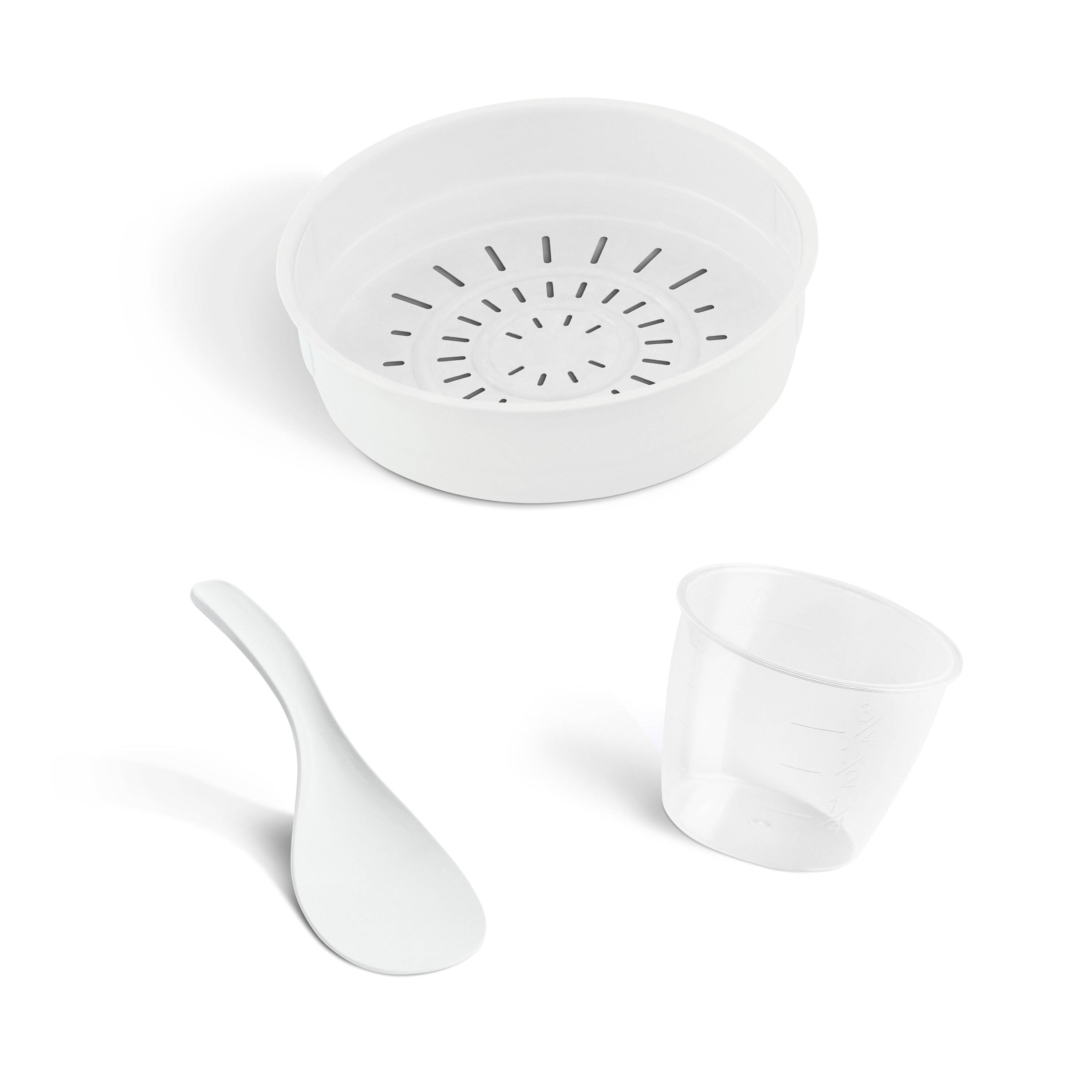 Un vassoio di plastica bianca per la cottura a vapore, un misurino e un mestolo sono disposti su uno sfondo bianco.