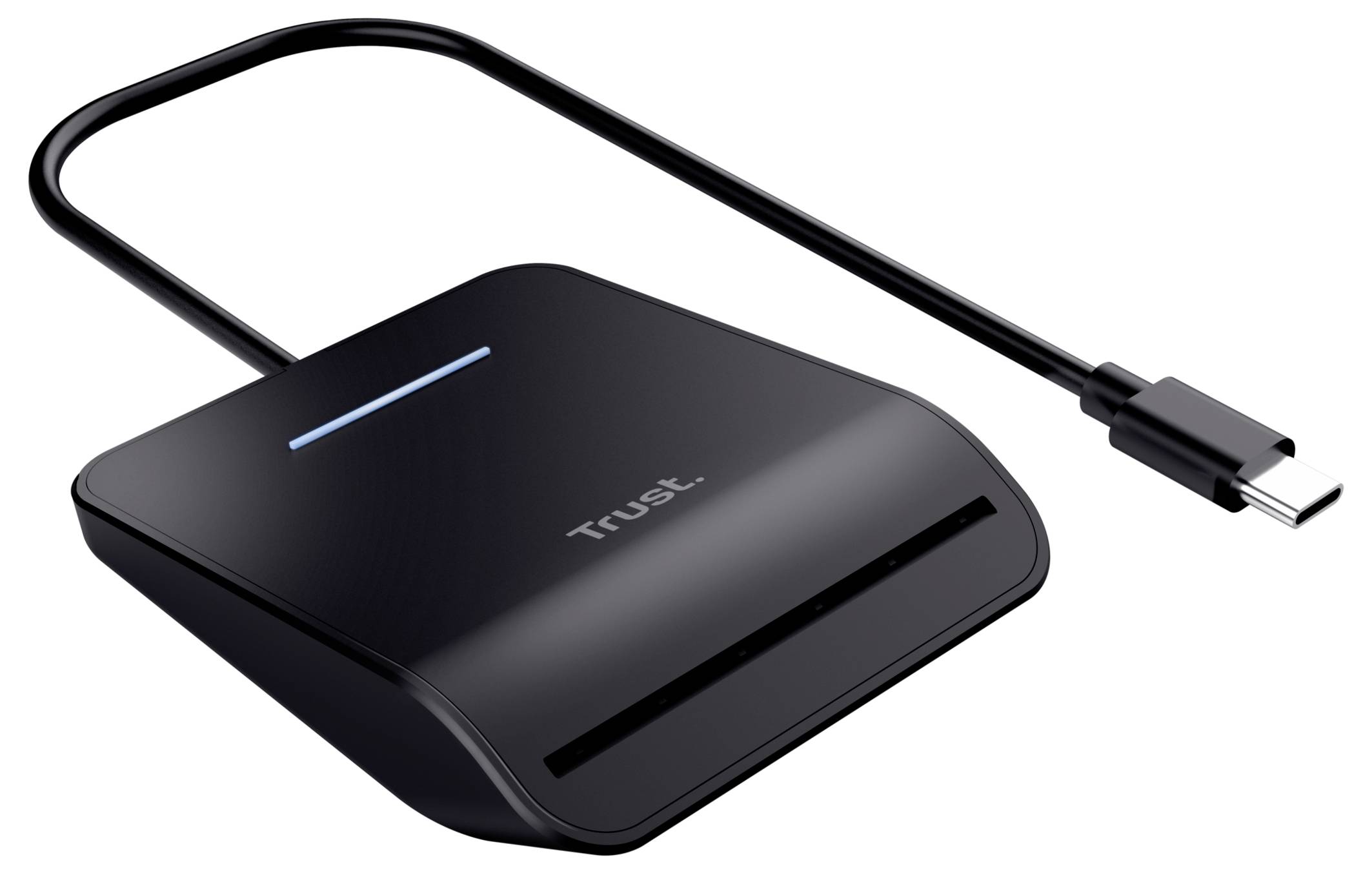 Un lettore di schede USB-C nero con uno slot per schede SD, dotato di una spia luminosa blu. Il dispositivo è inclinato, mettendo in risalto il suo design elegante.