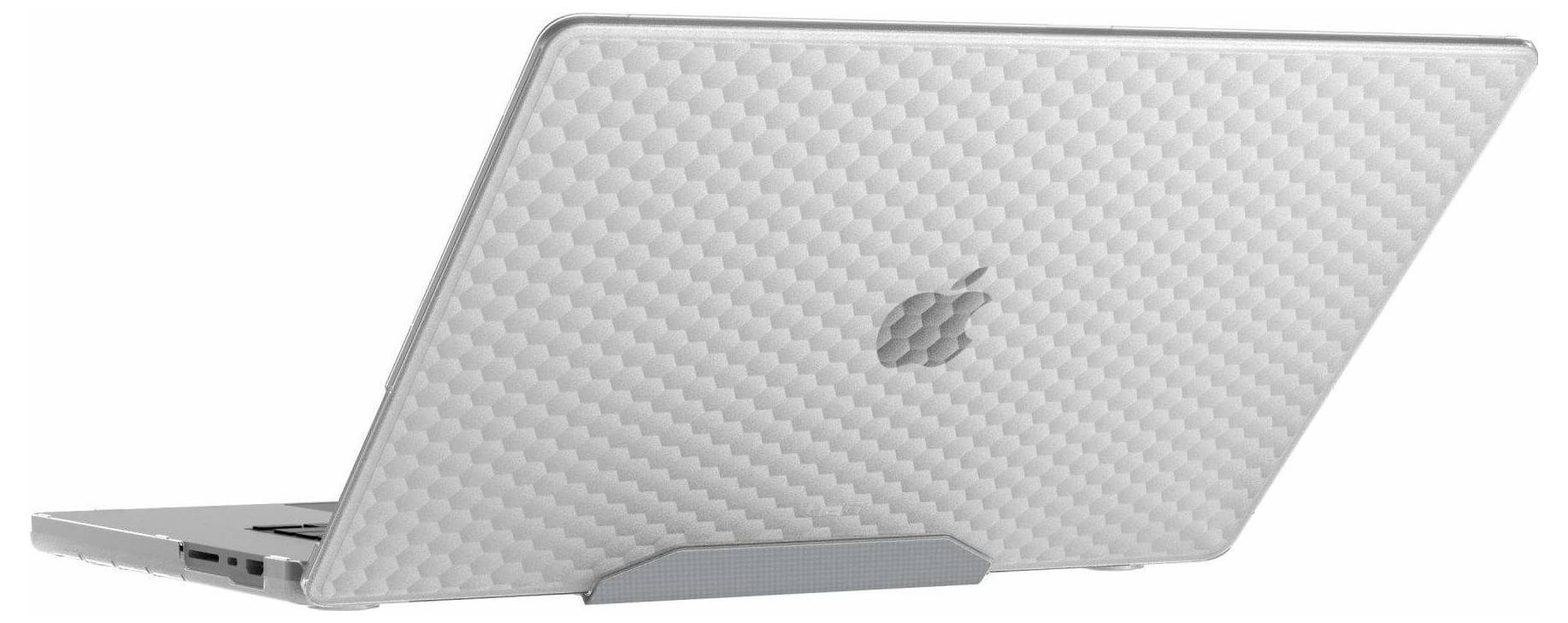 Un laptop chiuso con un coperchio testurizzato simile a fibra di carbonio, che mostra un logo Apple, visto dall'angolo posteriore destro.
