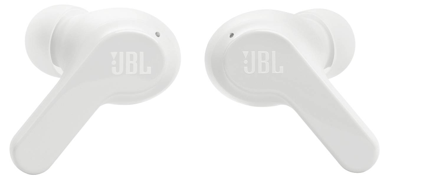Due auricolari wireless bianchi con un design elegante, marchiati 'JBL', con steli lunghi.