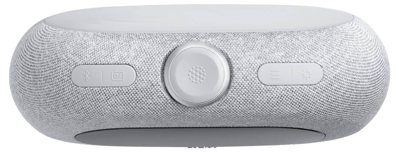 Un altoparlante intelligente grigio con finitura in tessuto, dotato di una manopola di controllo centrale circondata da pulsanti per Bluetooth, microfono e accensione.