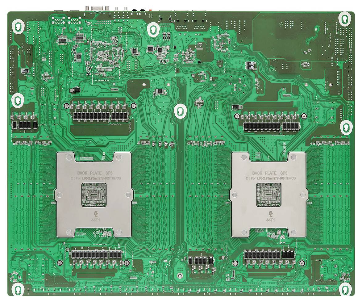 Una scheda circuitale verde con percorsi intricati e due chipset quadrati centrali etichettati 'Back Plate'. Sono visibili molteplici porte e connettori.