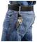 Una persona indossa jeans blu con una cintura nera e ha un mazzo di chiavi e un telecomando dell'auto agganciati a un passante dei pantaloni, penzolanti sul lato.