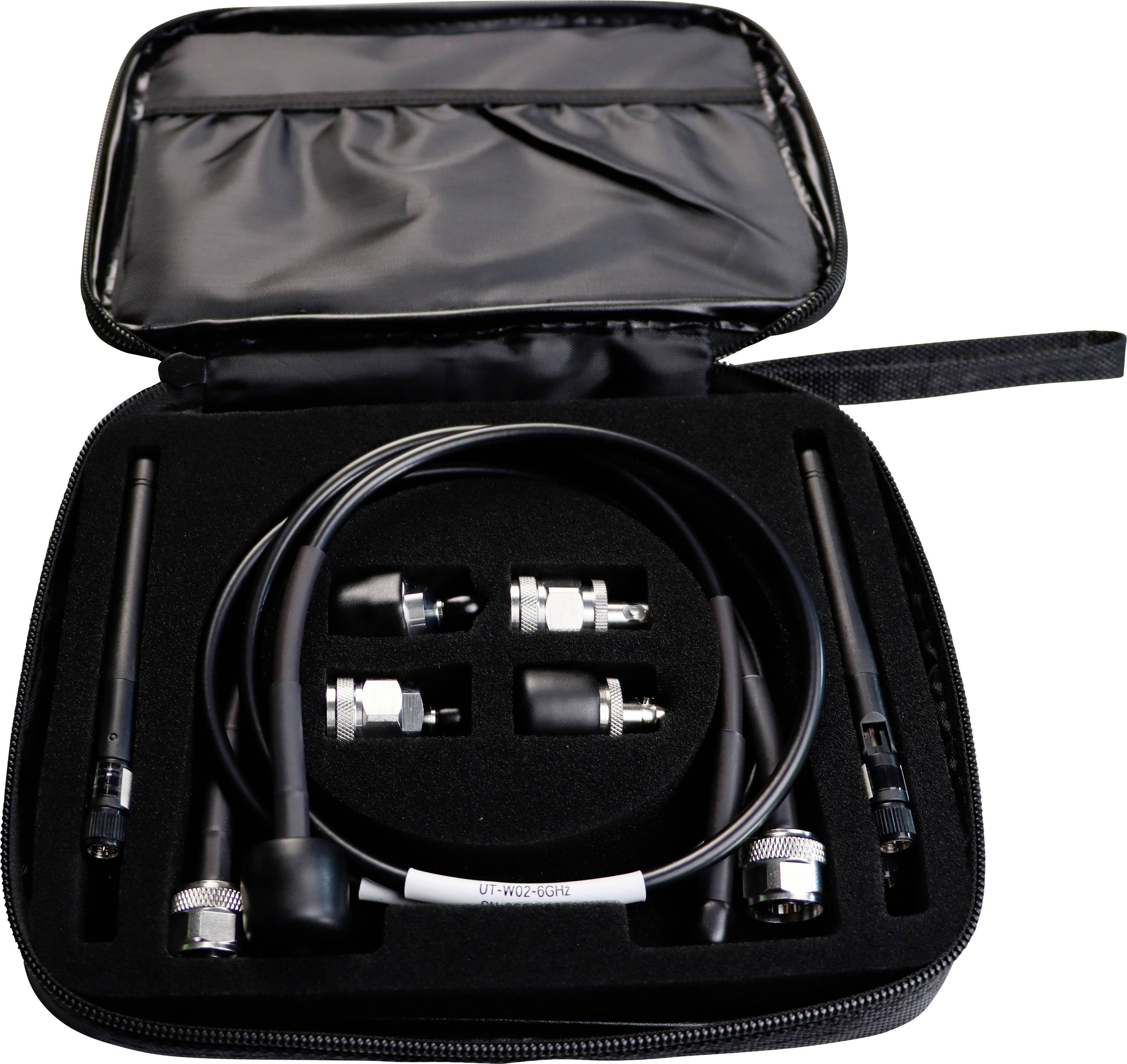 Un astuccio nero con cerniera che contiene un kit antenna con più connettori, cavi e antenne ordinatamente sistemati in un inserto di schiuma.