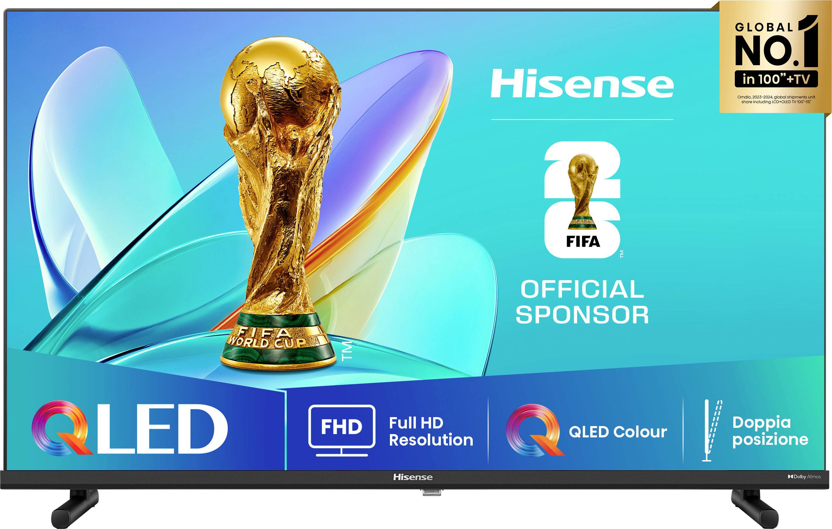Schermo TV Hisense che mostra un'immagine del trofeo della Coppa del Mondo FIFA, con il testo 'SPONSOR UFFICIALE'. Caratteristiche QLED, Full HD e qualità cromatiche sono evidenziate.