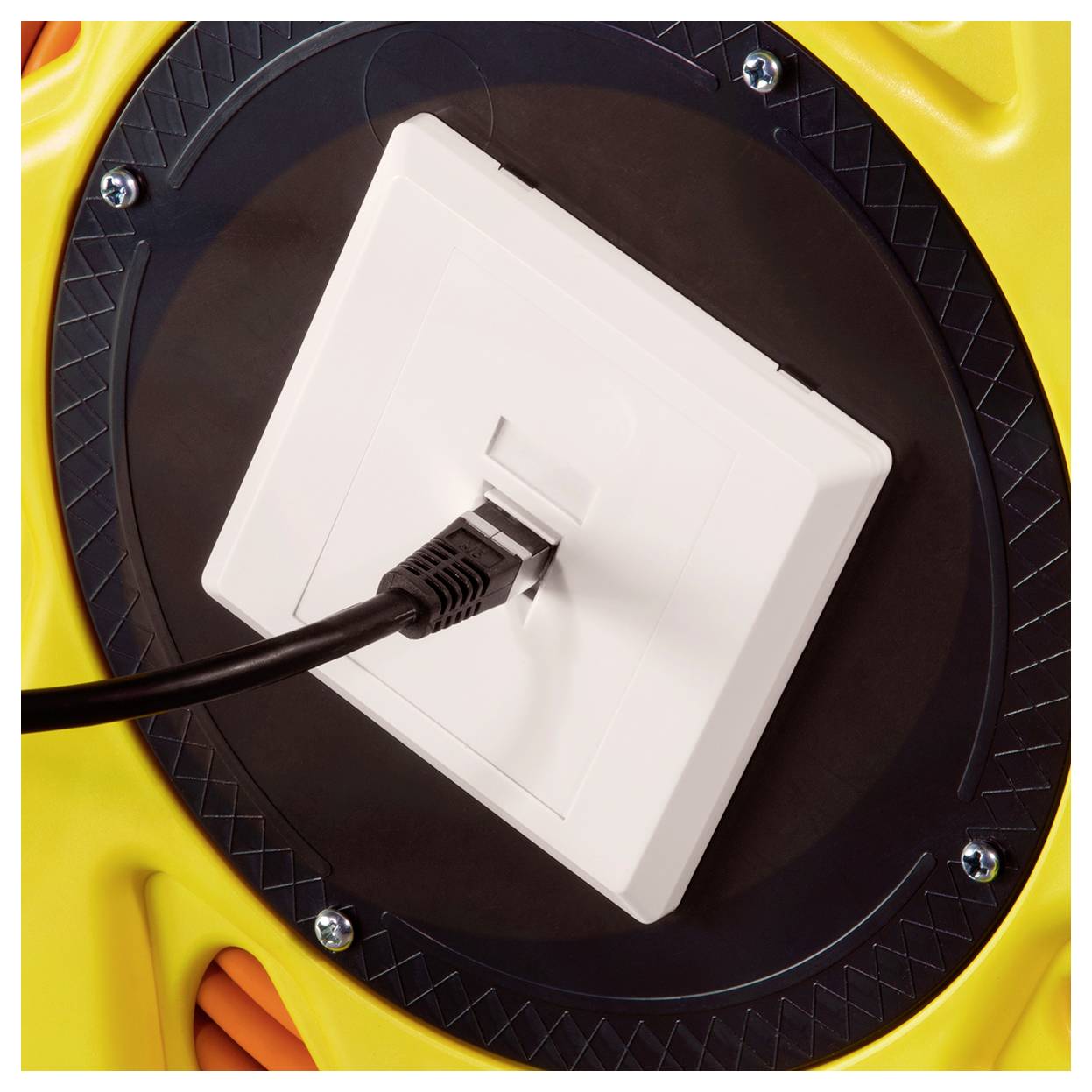 Un primo piano di un cavo Ethernet nero inserito in una presa a muro bianca, circondato da uno sfondo testurizzato giallo e nero.