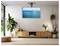 Un elegante soggiorno con una TV montata a parete che mostra una scena oceanica, circondata da piante, un mobile in legno e un'illuminazione soffusa.