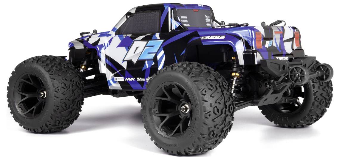 Camion telecomandato con grandi pneumatici neri e design blu e bianco, visto da dietro, che mostra il numero '02'.