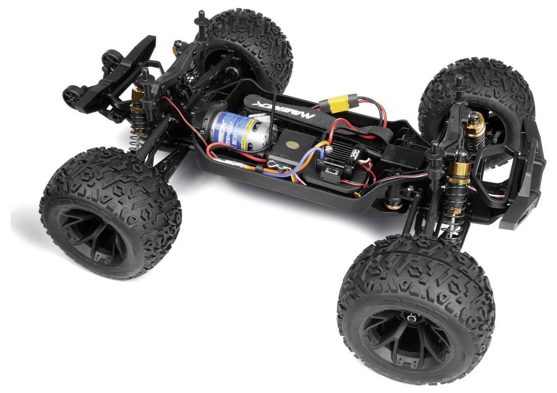 Un telaio di un'auto radiocomandata con cablaggi esposti, motore e sospensioni, che mostra la struttura interna e i componenti.