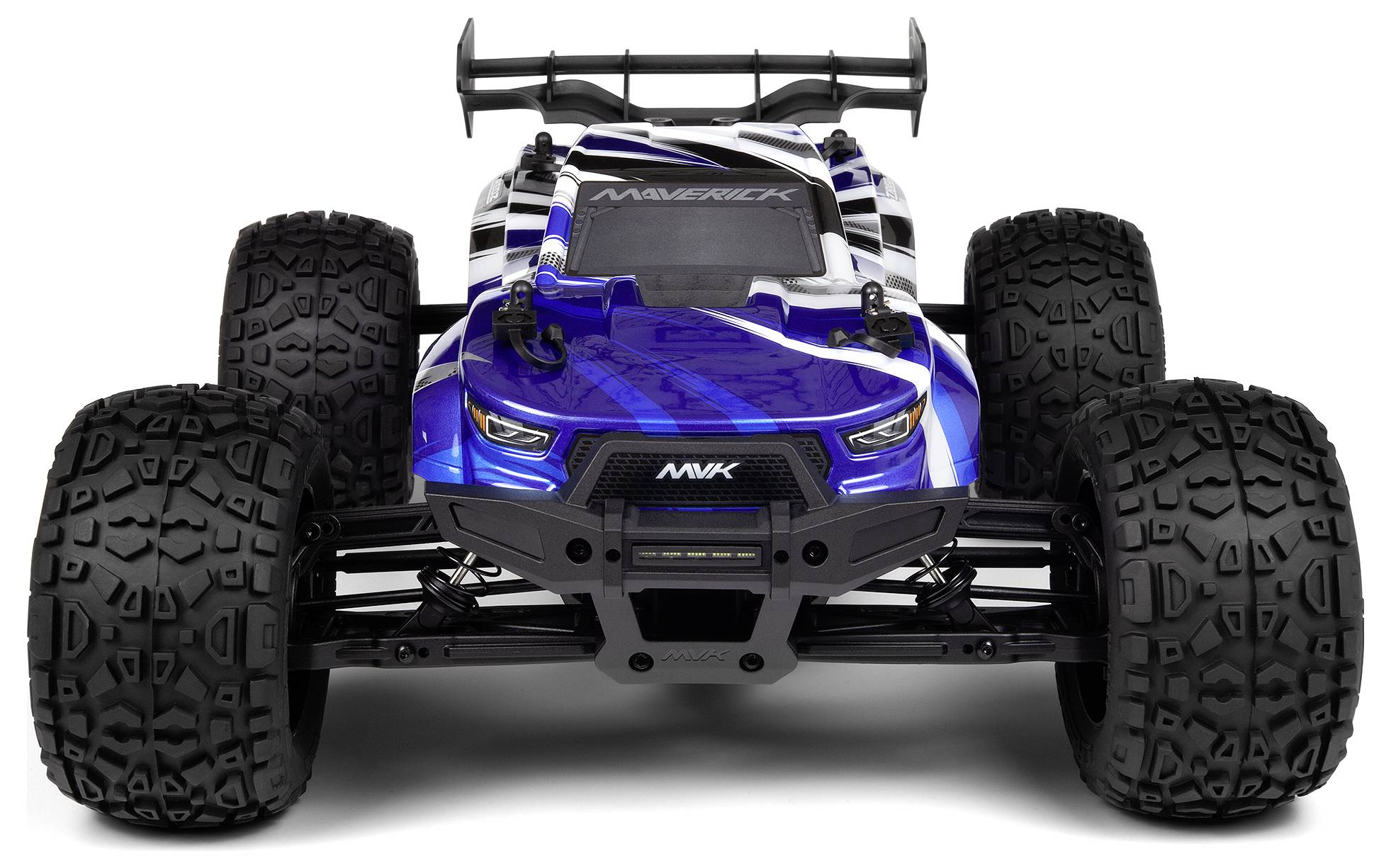 Un camion telecomandato blu e nero con grandi pneumatici robusti. Presenta un design da corsa e sembra pronto per terreni fuoristrada.