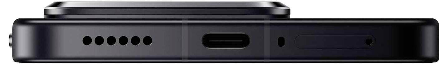 Vista laterale ravvicinata di uno smartphone con altoparlante, porta USB-C e fori per microfono, con una finitura nero lucida.