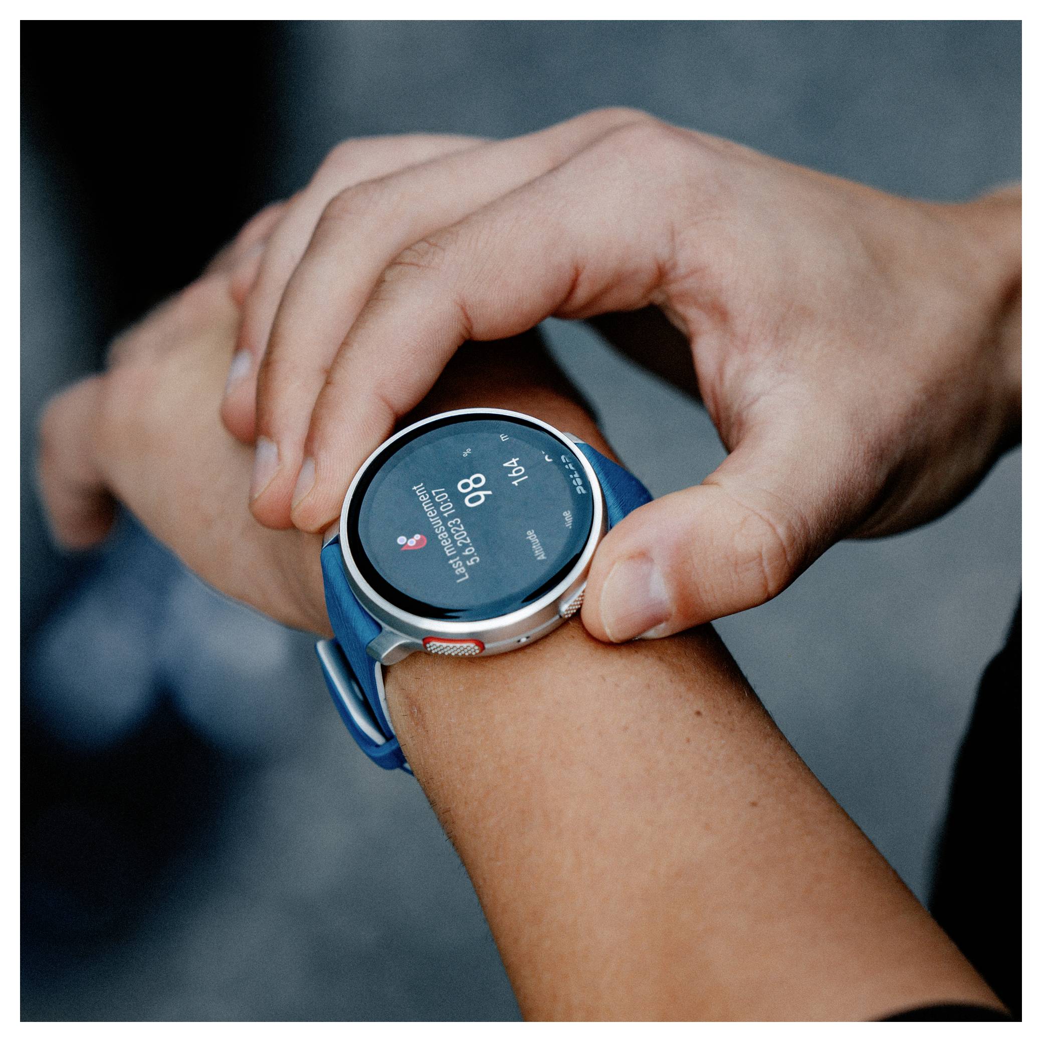 Una persona sta regolando uno smartwatch che mostra una frequenza cardiaca di 86 battiti al minuto, simboleggiando il monitoraggio della salute e il tracciamento del fitness.