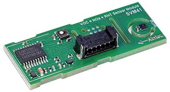 Un modulo sensore verde etichettato 'Sensore VOC + NOx + RHT Modulo SVM41' con vari componenti elettronici e una porta connettore nera.