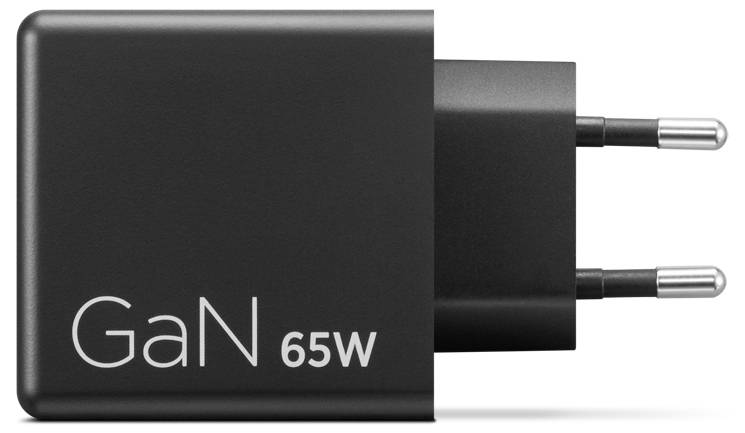 Un adattatore di alimentazione nero da 65W in GaN con due spine di tipo europeo, progettato per la ricarica rapida di dispositivi elettronici.