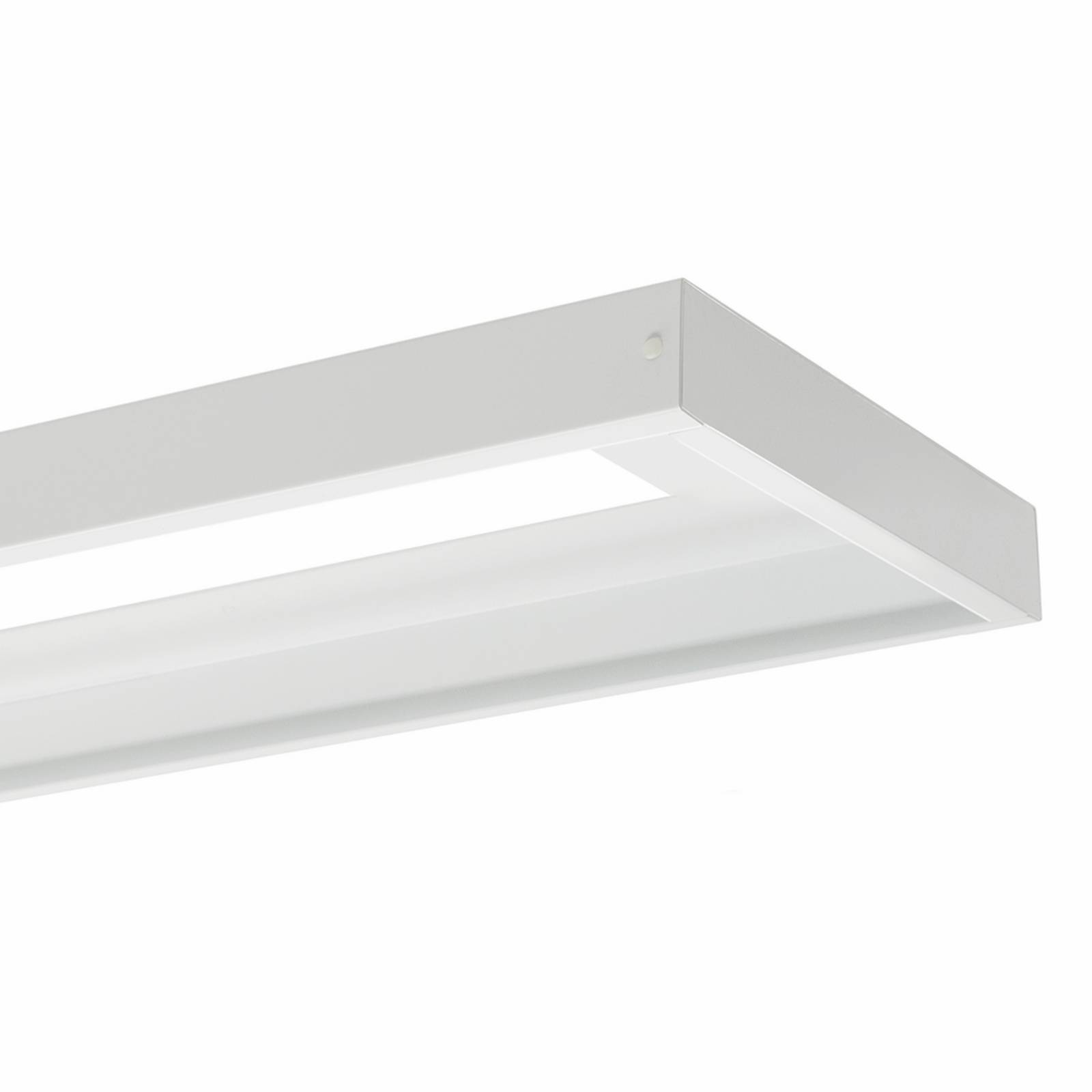 Primo piano di una plafoniera rettangolare LED bianca su uno sfondo bianco uniforme.