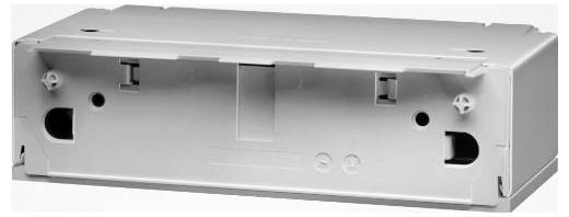 Custodia elettronica in plastica grigia rettangolare con molteplici porte e slot, adatta per alloggiare componenti elettrici, mostrata da davanti.
