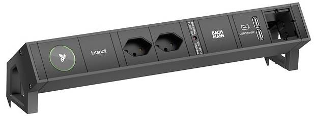 Ciabatta nera multi presa con due prese europee, caricabatterie USB e porta di rete, etichettata 'Bach Man'.