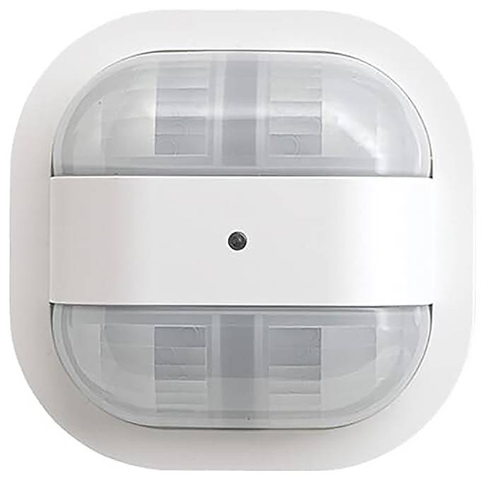 Un sensore di movimento quadrato bianco con una lente a cupola e un piccolo punto nero al centro, utilizzato per rilevare il movimento in una stanza.