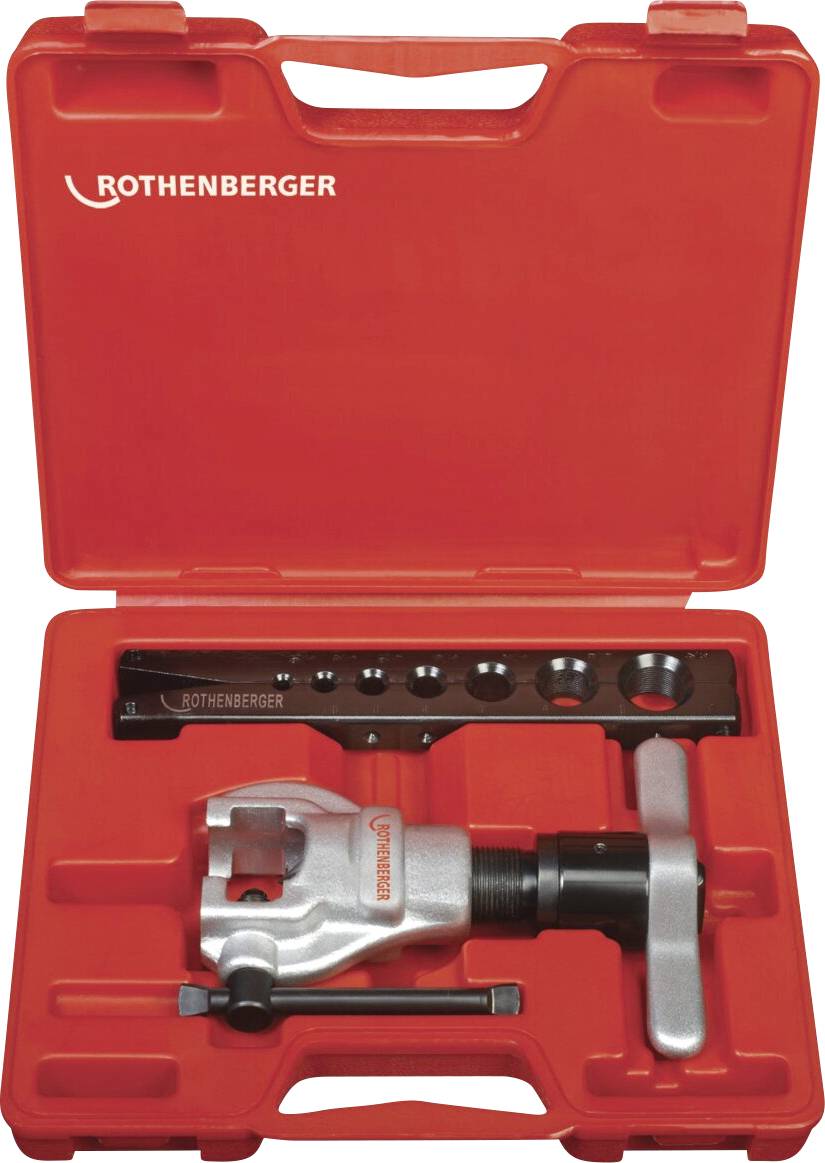 Un caso rosso Rothenberger contenente un set di attrezzi per svasatura di tubi, comprensivo di morsetto e vari raccordi, utilizzato per lavori idraulici e di climatizzazione.