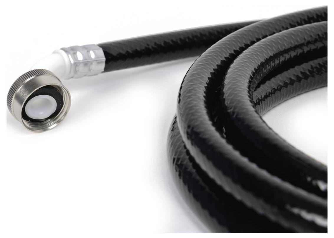 Un tubo flessibile da giardino nero e arrotolato con un connettore metallico è raffigurato. Il tubo ha una superficie testurizzata ed è posizionato su uno sfondo bianco.