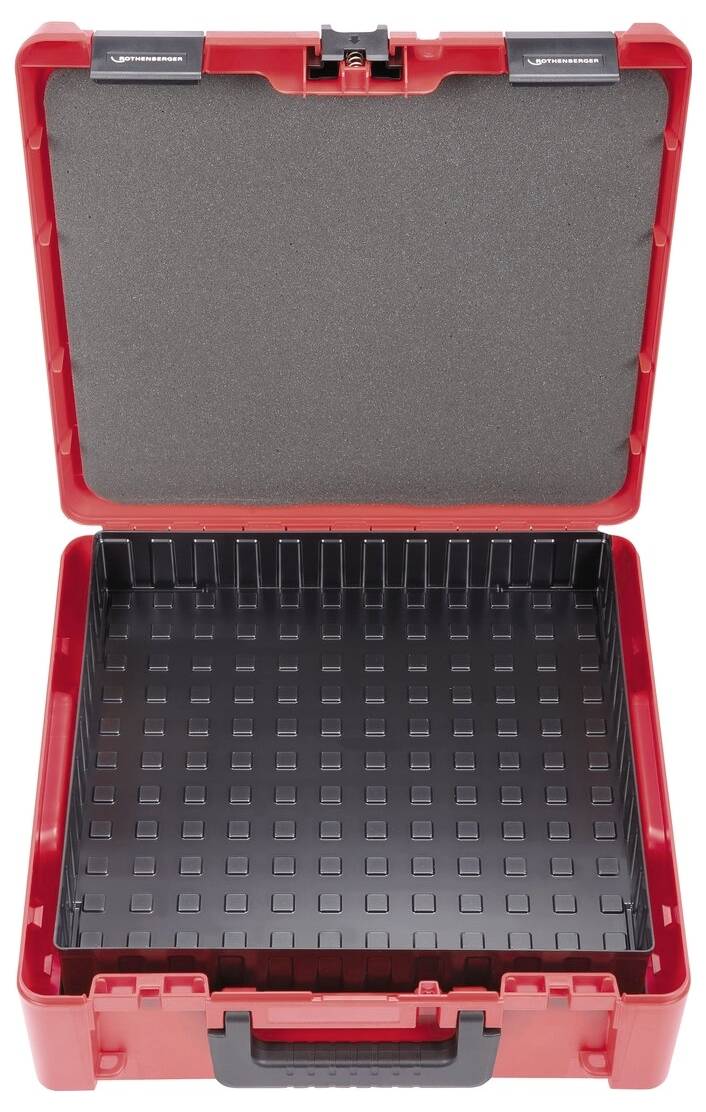 Un contenitore portatile in plastica rossa, aperto, con un interno a griglia nero e un coperchio rivestito in schiuma, progettato per la conservazione di attrezzi o attrezzature.