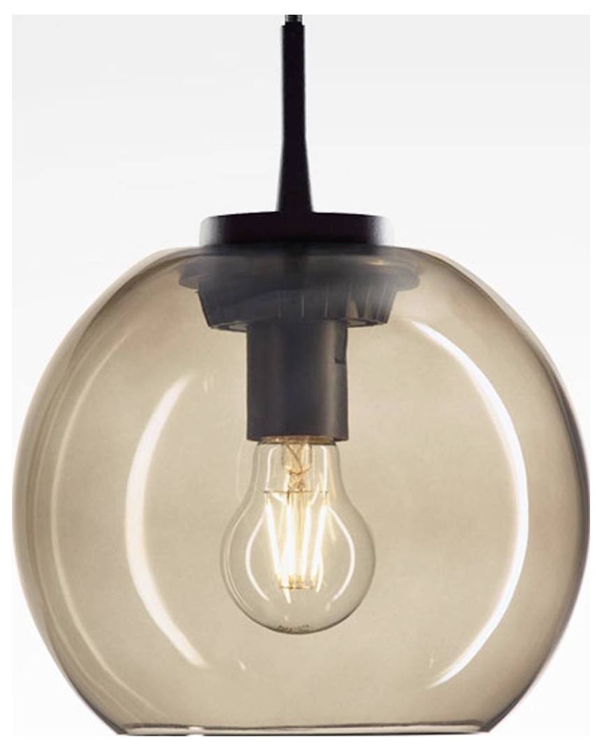 Una moderna lampada a sospensione con un globo in vetro trasparente che racchiude una lampadina con filamento esposto, sospesa da una staffa nera.