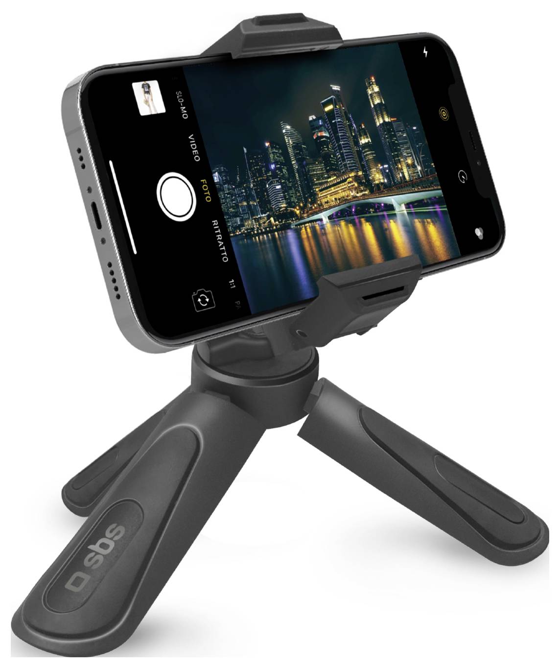 Uno smartphone montato su un treppiede nero visualizza un paesaggio urbano notturno sullo schermo, suggerendo un uso per la fotografia o la videografia.