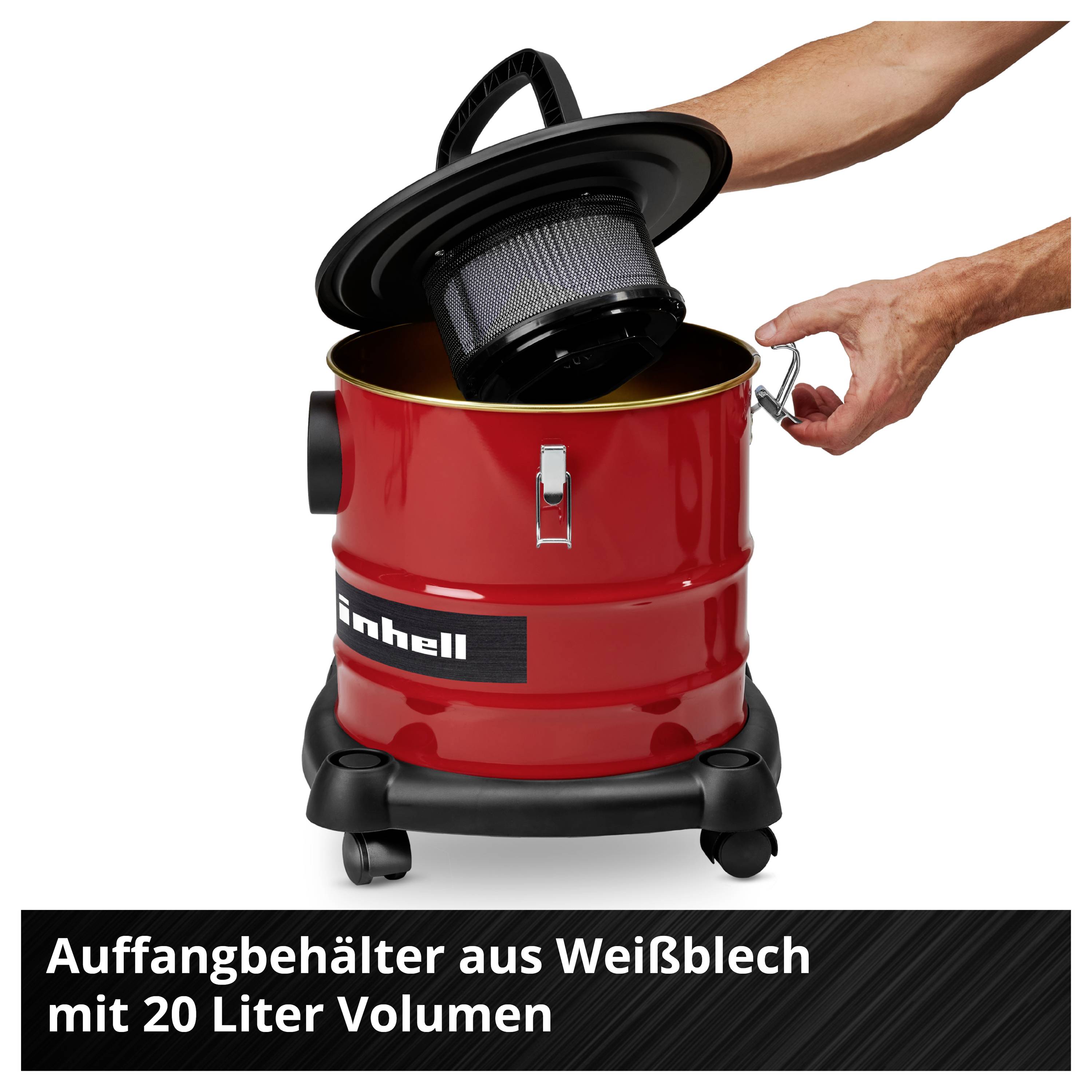 Aspirapolvere rosso-nero con contenitore metallico rotondo. Un coperchio aperto mostra il filtro. Una mano tiene la maniglia del coperchio.