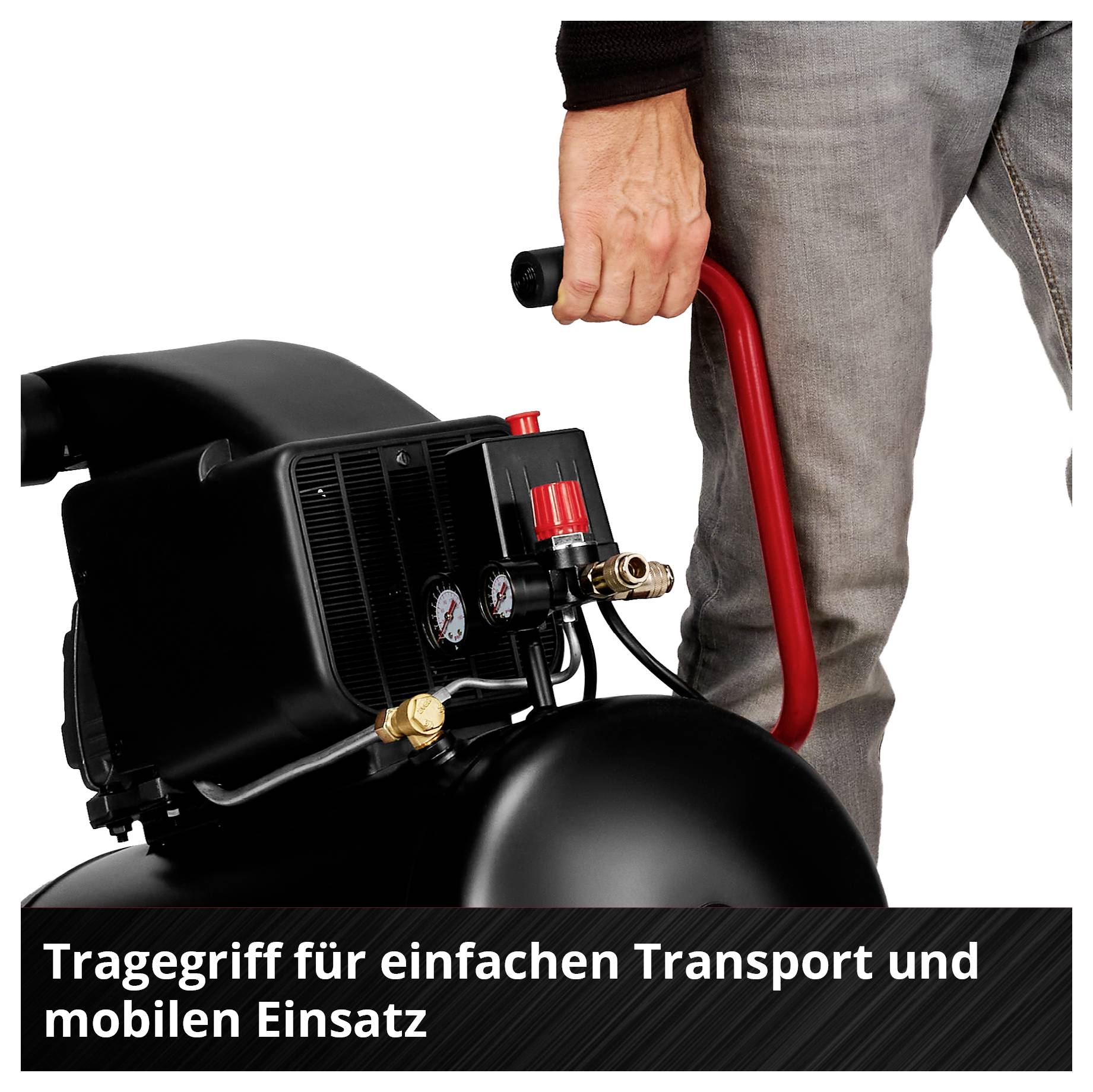 Primo piano di una mano che impugna la maniglia di trasporto rossa di un compressore mobile nero. Testo: Impugnatura per un trasporto semplice e un utilizzo mobile.