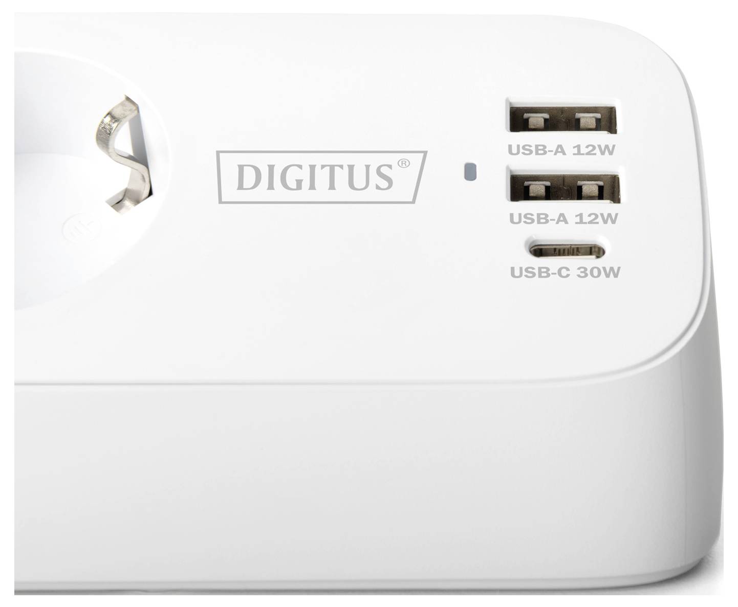 Una ciabatta bianca con una presa e tre porte USB etichettate: USB-A 12W, USB-A 12W, USB-C 30W.