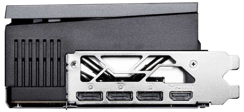 Una scheda grafica vista dal lato dello slot, con tre connettori DisplayPort e una porta HDMI, alloggiata in un involucro metallico.