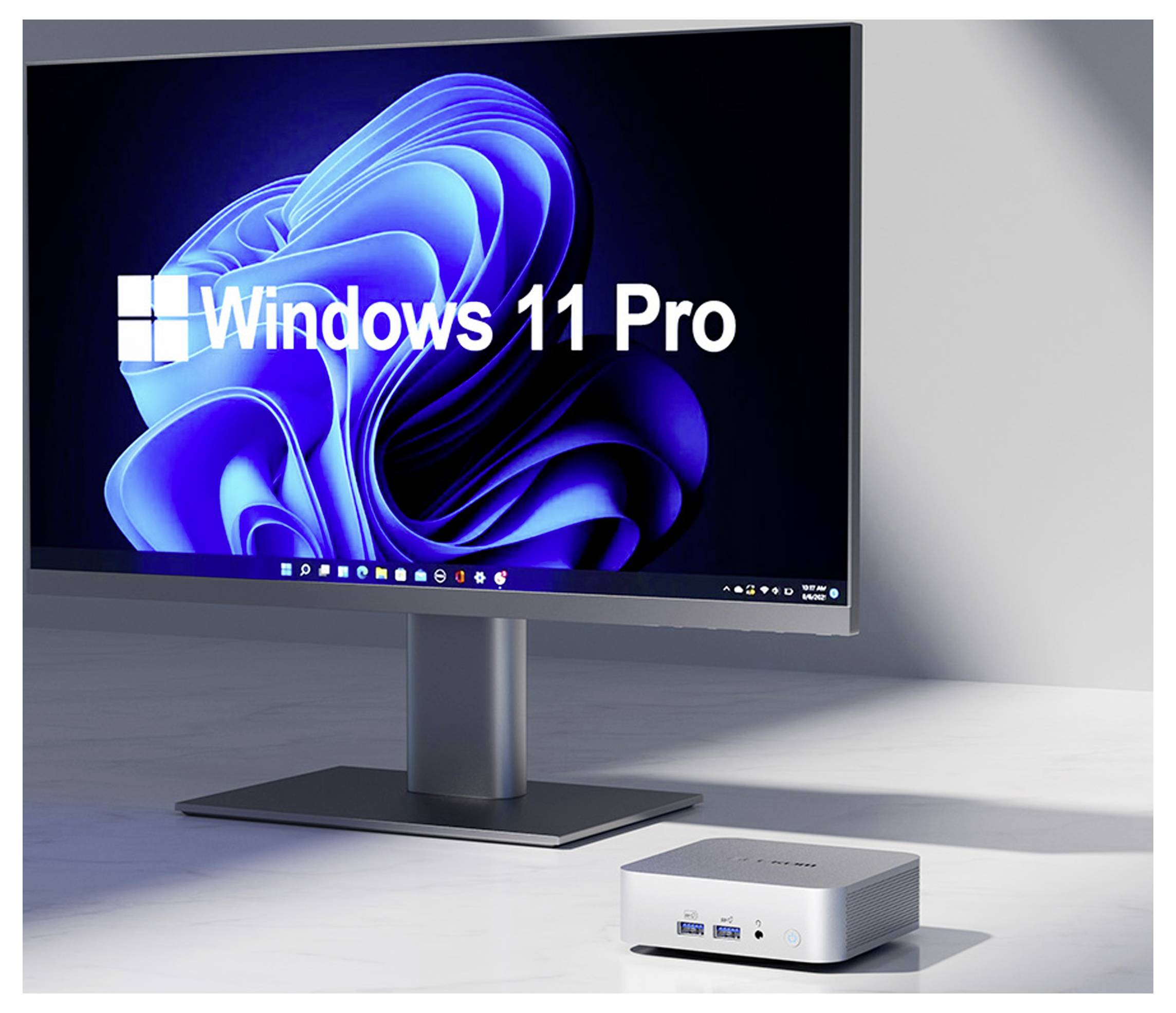 Un monitor mostra il logo di 'Windows 11 Pro' su uno sfondo astratto blu. Un piccolo dispositivo informatico bianco con porte USB è sulla scrivania.